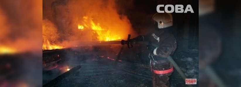 Полицейские спасли мужчину из горящего дома под Екатеринбургом