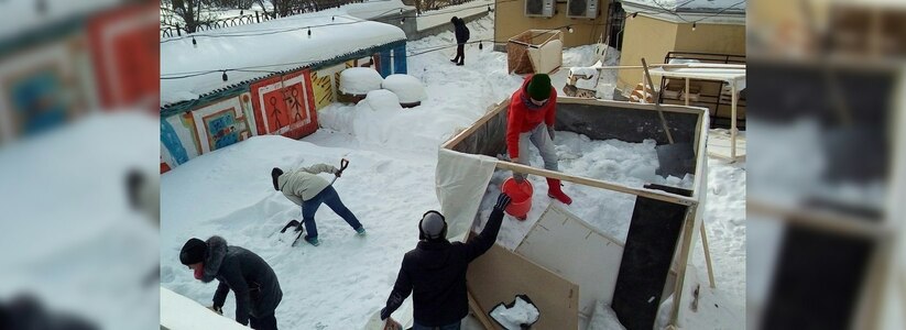 Москвичка строит гигантского снеговика в Екатеринбурге