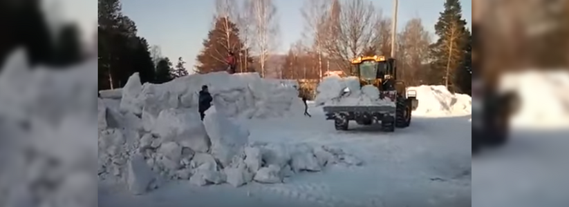 В Свердловской области трактор снес снежный городок, когда в нем играли дети