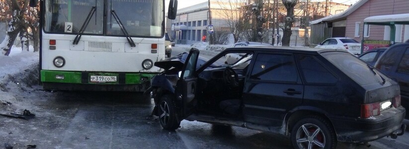 В Каменске-Уральском ВАЗ сбил пешехода и улетел под автобус