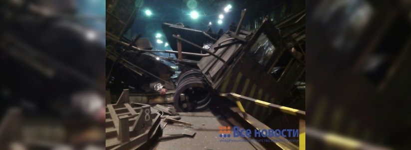 На металлургическом заводе ЕВРАЗ в Нижнем Тагиле прямо во время работы упал кран