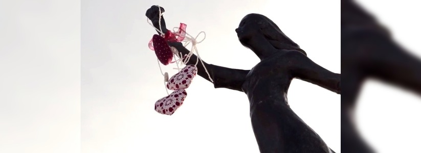 В Екатеринбурге День всех влюбленных сняли видеоролик о признаниях, которые могли бы выразить популярные среди горожан скульптуры