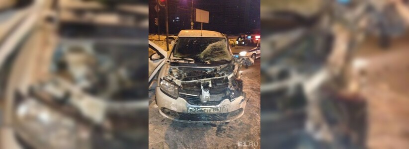 В Екатеринбурге на Объездной «Рено Сандеро», уходя от инспекторов ДПС, врезался на полной скорости в «Газель»