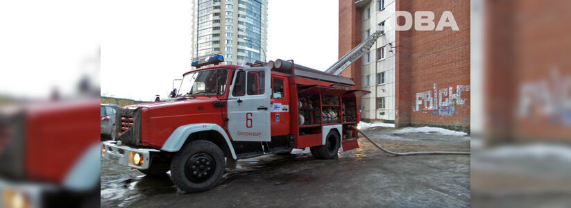 В Екатеринбурге на платной парковке на Ангарской сгорели две элитных иномарки