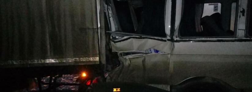 Автобус Екатеринбург – Нижний Тагил врезался в грузовик: три пассажира в больнице