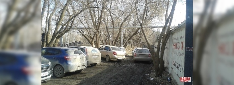 В Свердловской области начали штрафовать за парковку на газонах