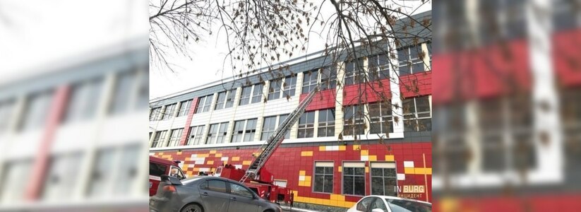 В Екатеринбурге тридцать пожарных полчаса тушили «Минимарт»