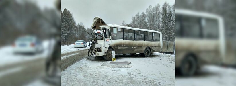 На трассе Екатеринбург – Алапаевск автобус влетел в грузовик: водитель ПАЗа погиб