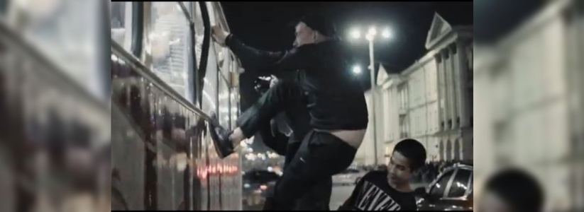 Во время «Ночи музыки» екатеринбуржец выбил окно в трамвае, где пел Noize MC