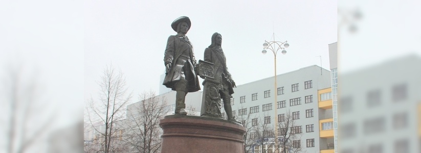 В Екатеринбурге начался суд из-за фотографий памятника Татищеву и де Геннину