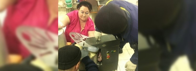 В Свердловской области школьному пекарю затянуло руку в тестомес