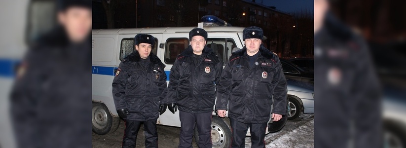 Свердловские полицейские спасли из горящего дома в Первоуральске мать с пятилетней дочкой и пожилую женщину