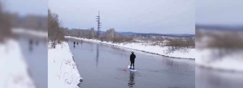 Уральские серферы в честь Крещения прокатились на досках по реке Тагил