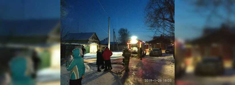 В Екатеринбурге на Депутатской в Цыганском поселке прохожий спас из горящего дома троих детей