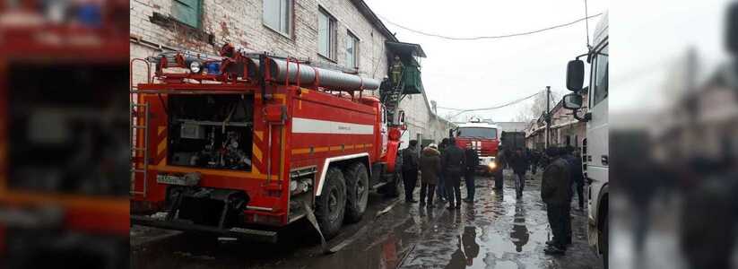 В Екатеринбурге 50 человек эвакуировали из-за пожара на складе