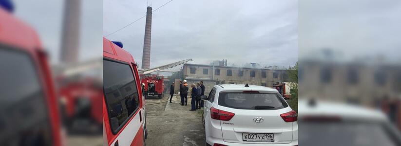 В Екатеринбурге утром горел цех по производству полиэтиленовых пакетов