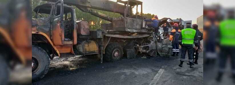 "Двое сгорели заживо": на Тюменском тракте в аварии погибли люди