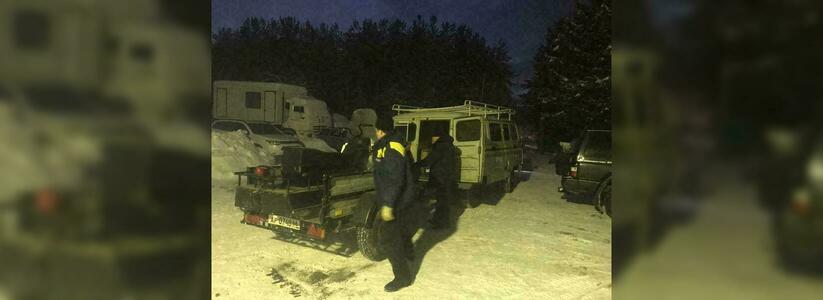 Ночью ехали на снегоходах: спасатели эвакуировали уральскую туристку с высокой температурой