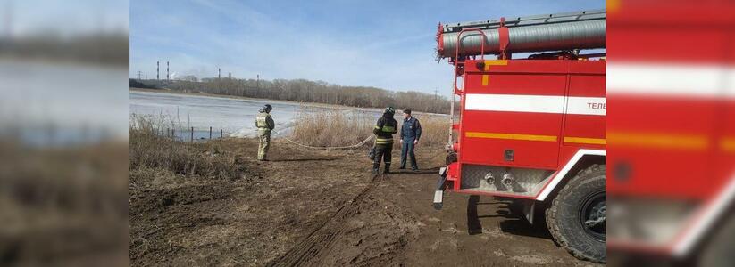 Свердловские спасатели вытащили на берег провалившегося под лед 80-летнего мужчину