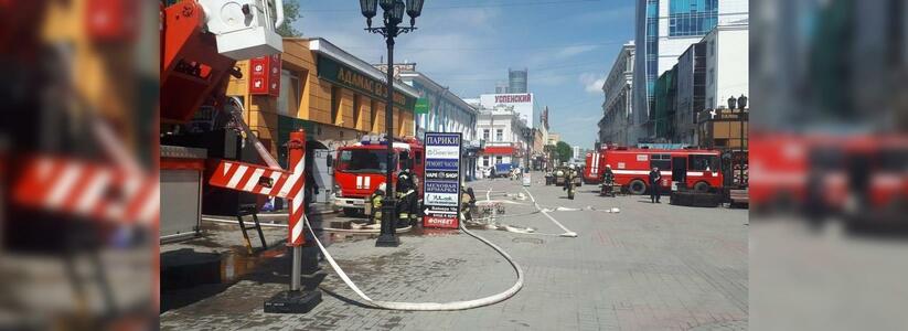 Тушат 50 пожарных: в центре Екатеринбурга вспыхнуло старинное двухэтажное здание