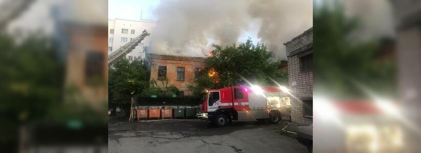 "Проснулся от того, что было трудно дышать": в Парковом сгорела бывшая школа