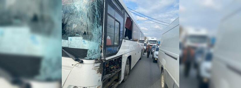 Под Екатеринбургом автобус с пассажирами врезался в грузовик