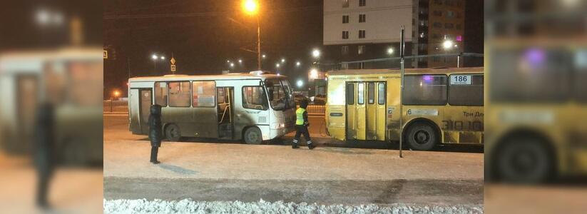 В Екатеринбурге на остановке автобус врезался в троллейбус