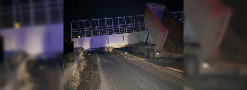 Два водителя погибли при обрушении пешеходного моста на трассе "Екатеринбург-Пермь"