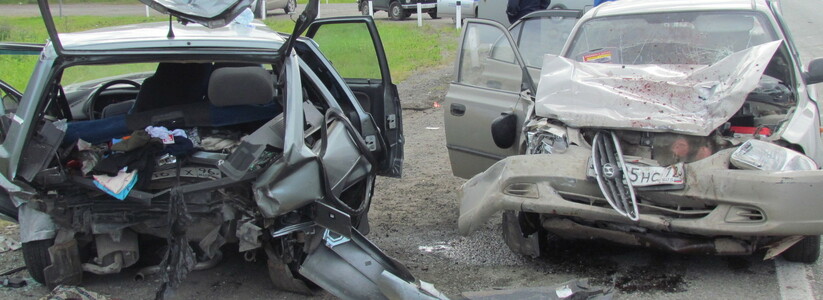 В аварии на дороге "Екатеринбург-Тюмень" пострадали трое взрослых и двое детей