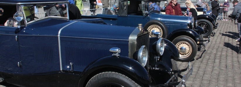 На площади 1905 года в Екатеринбурге проехались столетние автомобили из музея ретромашин УГМК