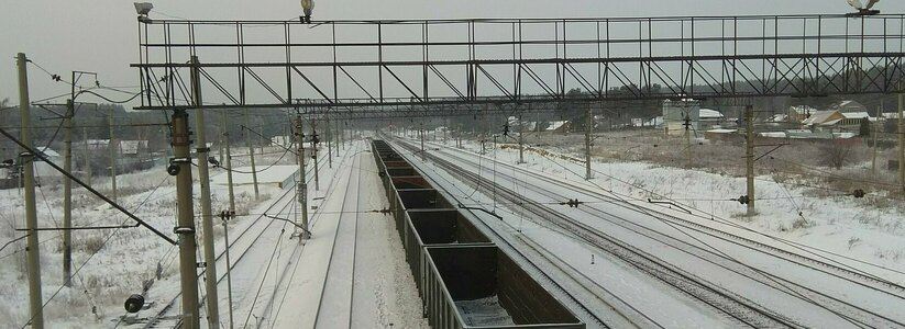 Поезд сбил двух школьниц в Свердловской области: обе погибли
