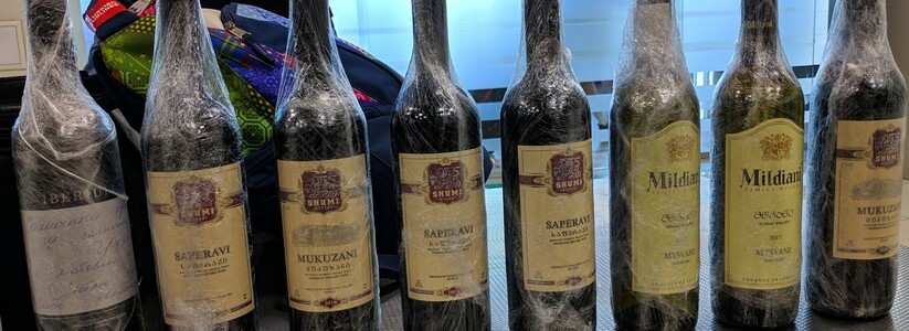 Таможенники в "Кольцово" забрали у пассажирки грузинское вино, которое она везла в подарок родственникам