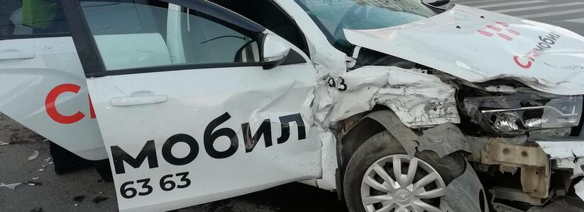 Таксист с тремя пассажирами устроил ДТП на Белинского: есть пострадавшие
