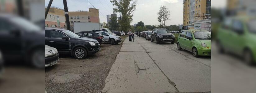 Екатеринбуржцы попросили Орлова отремонтировать разбитую дорогу, по которой дети ходят в школу