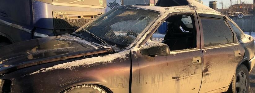 В Екатеринбурге в ДТП с грузовиком погибла пассажирка иномарки с изношенными шинами
