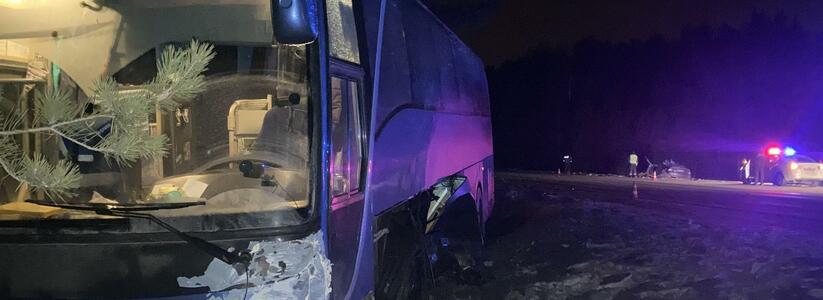 В Свердловской области водитель иномарки врезался в пассажирский автобус и погиб