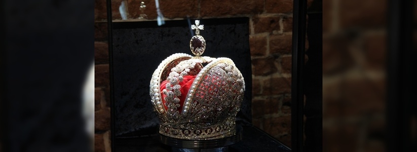 Корону с тысячами бриллиантов и корабль из янтаря привезли в "Главный проспект" в Екатеринбург