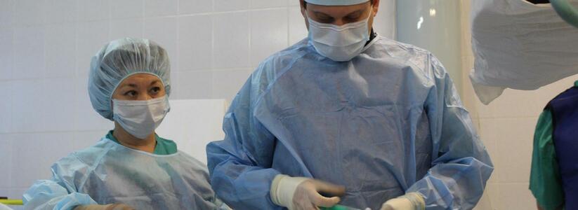 Екатеринбургские врачи прооперировали ребенка во время родов