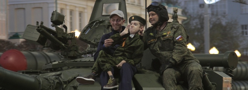 Военные в Екатеринбурге прокатили тяжелобольного ребенка на танке