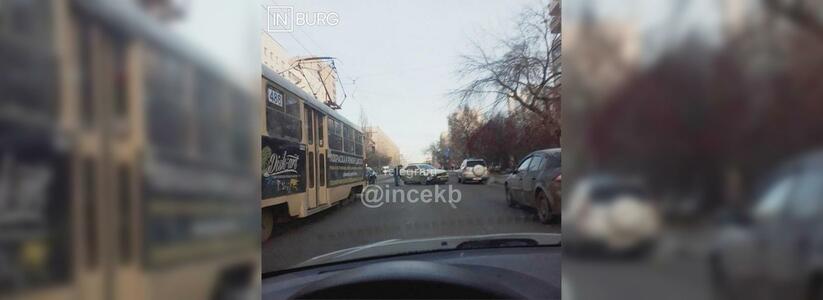 Осторожно, пробка! Из-за ДТП в Екатеринбурге встали трамваи
