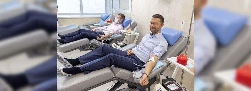 Депутаты медфракции коллективно стали донорами крови для жителей Екатеринбурга и области.
