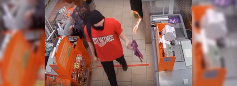 В Екатеринбурге парень в маске украл две бутылки водки из магазина, размахивая "коктейлем Молотова"