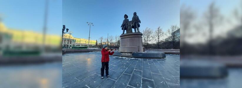 В день рождения Екатеринбурга дети устроили концерты памятникам: видео