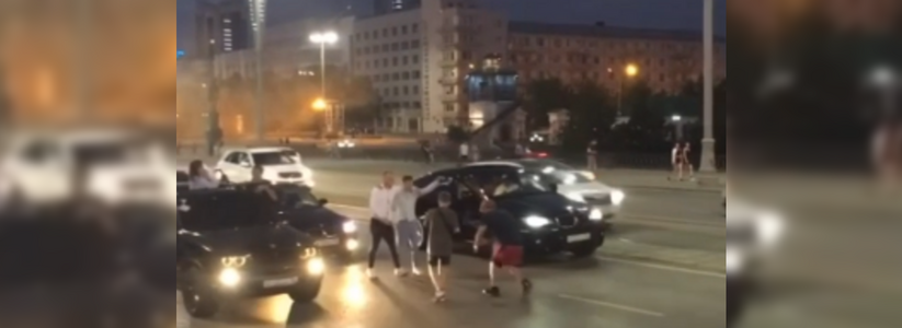 Сотрудники ГИБДД ищут водителей, перекрывших центр Екатеринбурга ради записи ролика
