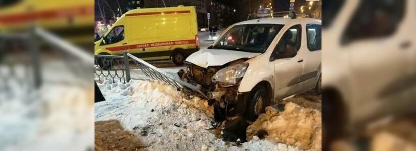 Массовое ДТП в Екатеринбурге: машина вылетела на тротуар