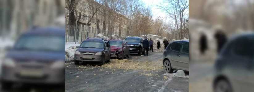 В Екатеринбурге на припаркованные авто упал кусок стены