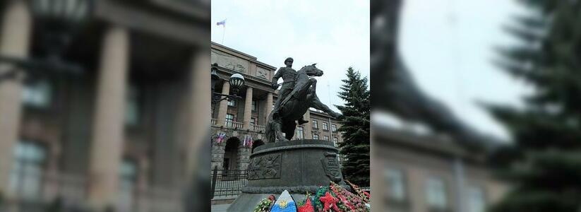 В Екатеринбурге в паре метров от старого открыли новый памятник Жукову
