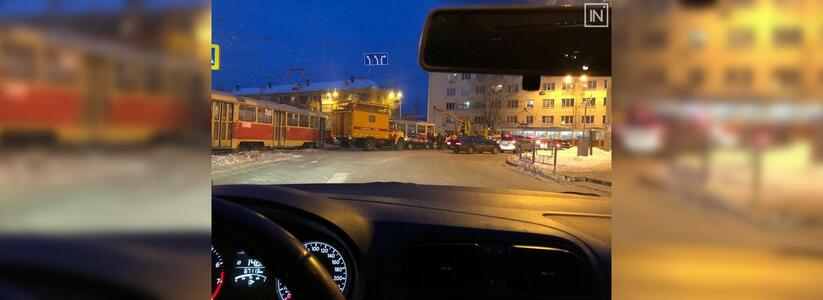 В Екатеринбурге трамвай №22 сошел с рельсов и заблокировал перекресток