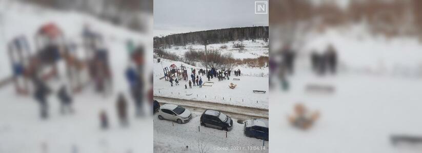 В Екатеринбурге в районе Елизавета неизвестные избили школьника