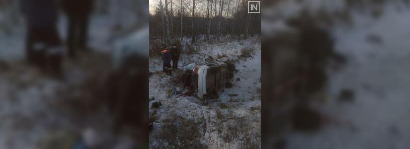 Возле Кольцово машина с семью пассажирами улетела в кювет: погибли женщина и ребенок
